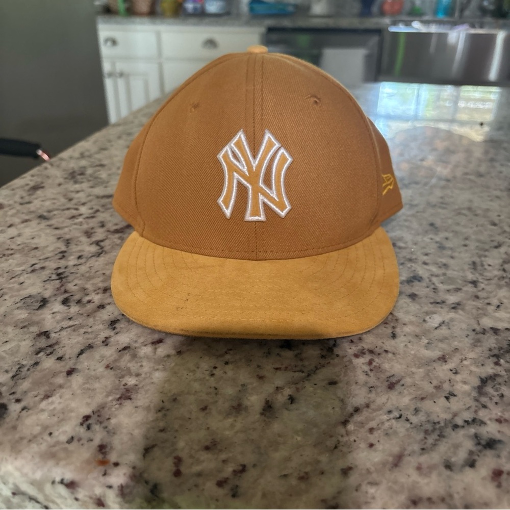 Gold/ Tan New York Yankees baseball hat/ Cap‎ with logo like new MLB NY Yankees